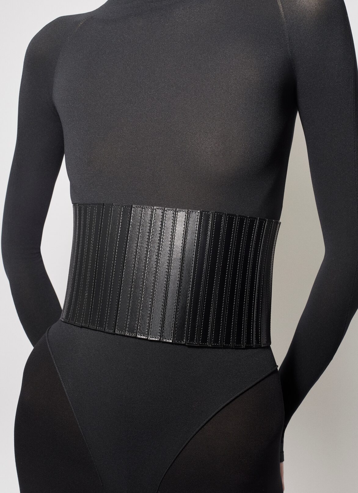 CEINTURE CORSET ÉLASTIQUE EN STRETCH ET CUIR
 ALAÏA CEINTURE CORSET ÉLASTIQUE EN STRETCH ET CUIR
 NOIR